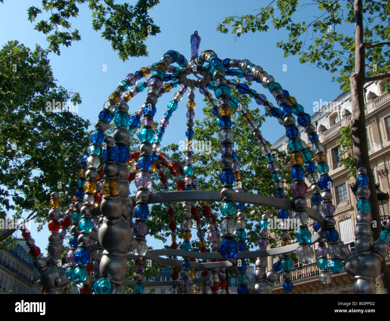 Kiosque des Noctambules (kiosque de la nuit, des échassiers), entrée de la station de métro Palais Royal à la Place Colette. Paris. France Banque D'Images