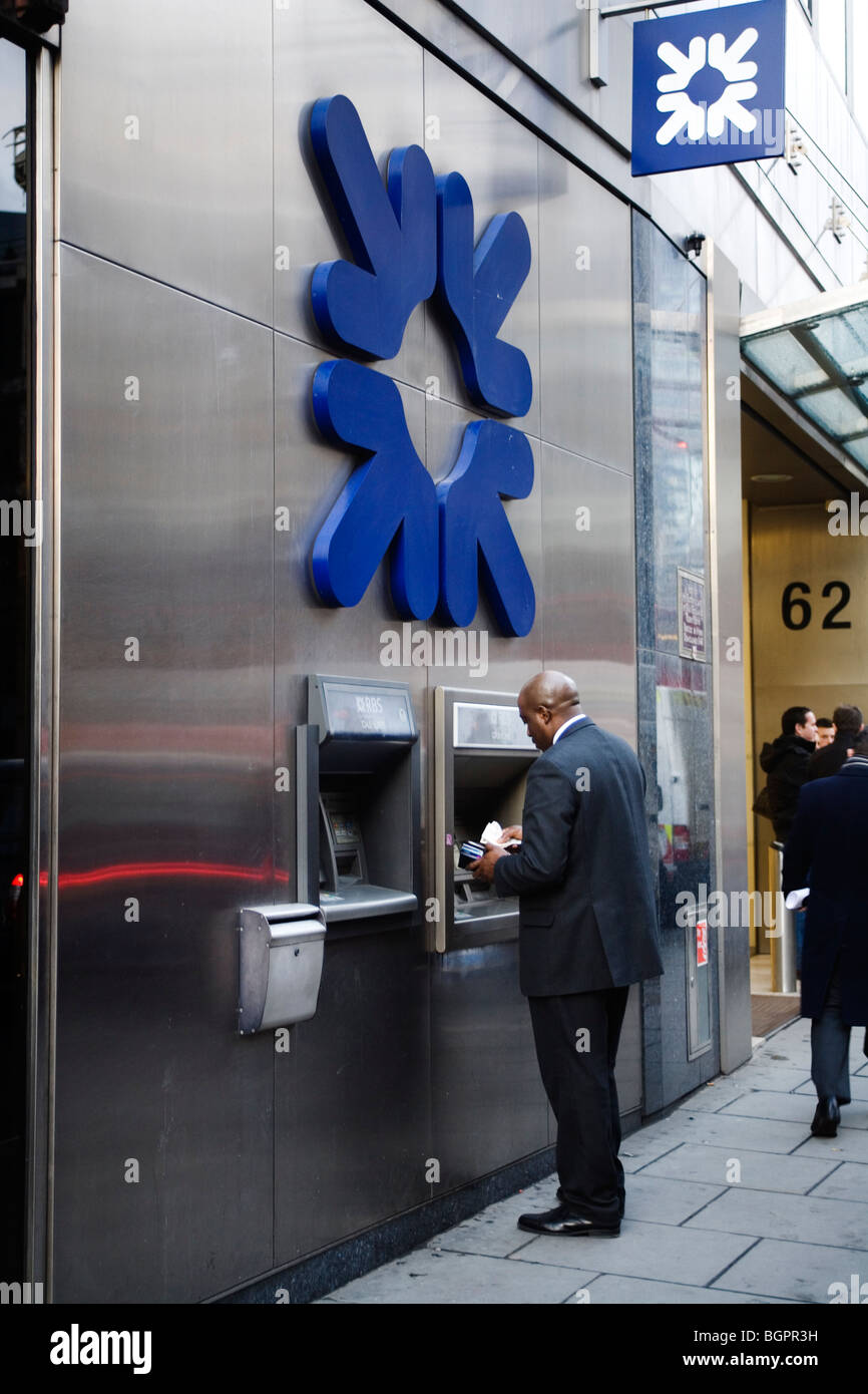 L'homme retire de l'argent à partir de la cash machine Londres, Angleterre, Grande-Bretagne, Royaume-Uni Banque D'Images