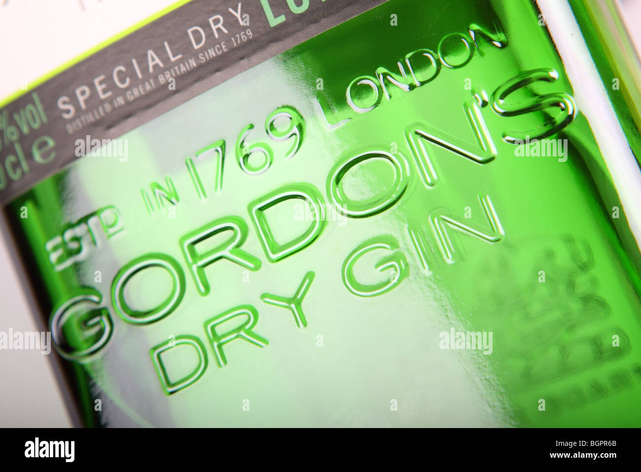 Gordons Dry Gin bouteille d'alcool en verre vert Banque D'Images Gordons Dry Gin bouteille d'alcool en verre vert Banque D'Images