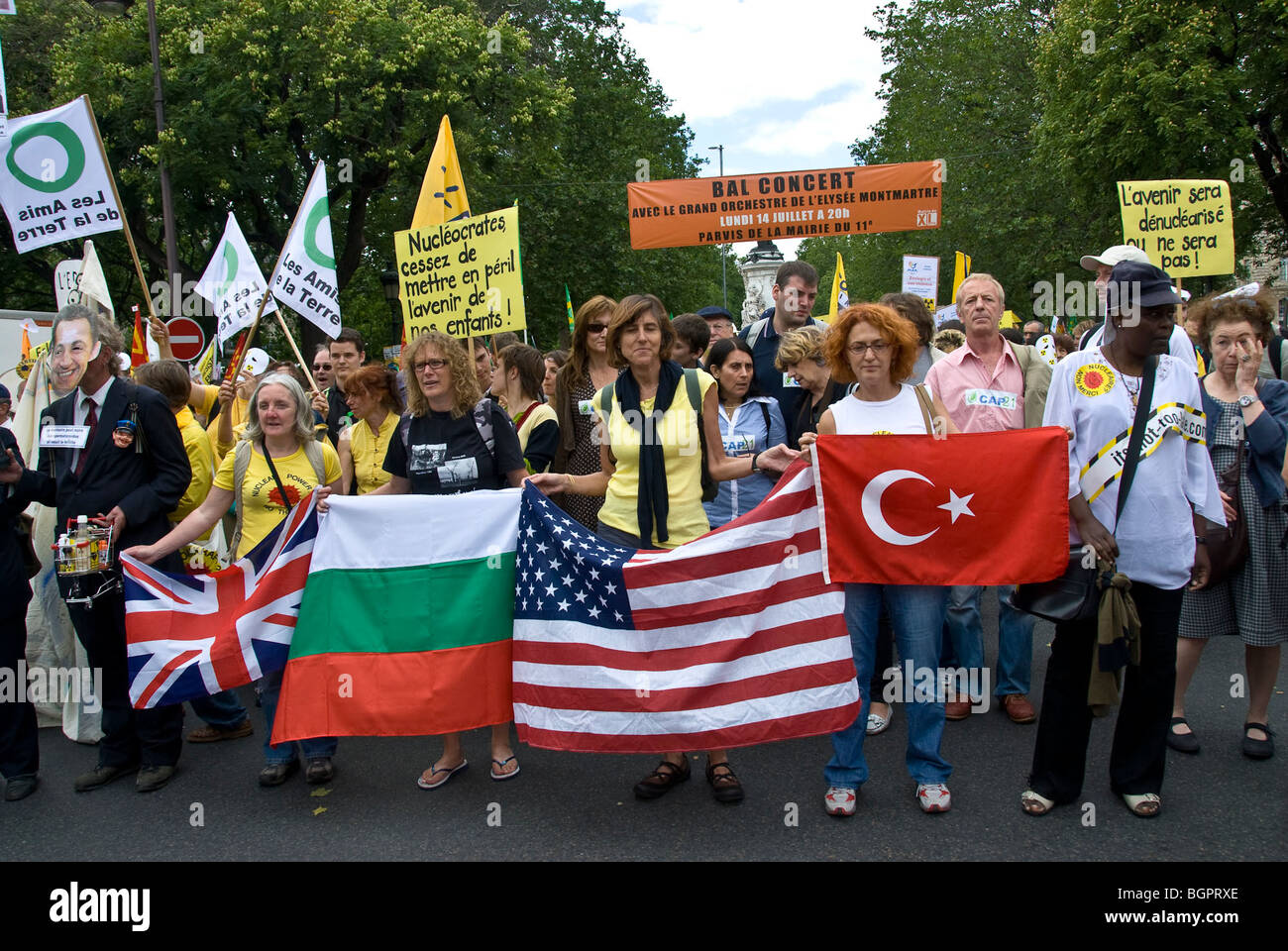 Paris, FRANCE - foule nombreuse, Front, démonstration d'énergie anti-nucléaire par plusieurs N.G.O.. Activistes anti-nucléaire internationaux, politique internationale, drapeaux nationaux Banque D'Images
