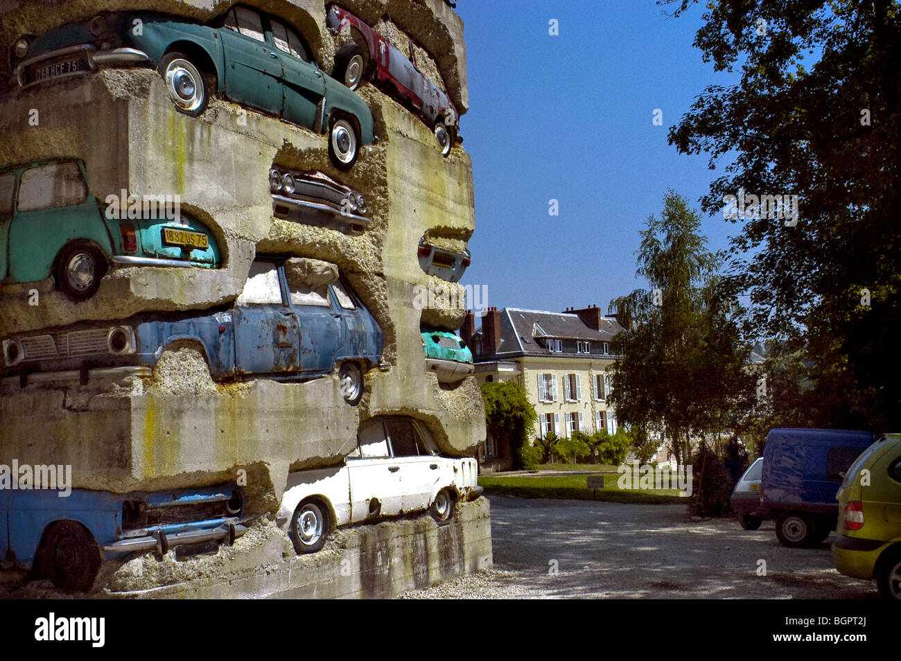 PARIS, France - Sculpture publique « parking à long terme » (artiste CRE-dit : Arman, 1982 ans et domaine du Montcel), structure en béton armé, aménagement de jardins Banque D'Images