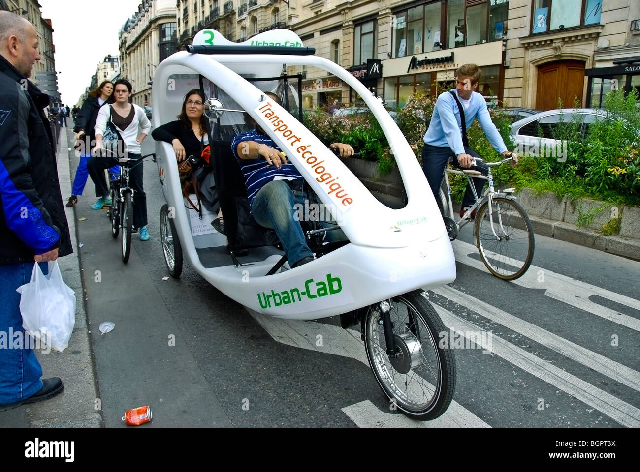 Paris, France, transport privé, Bicycle-taxi sur rue, cabine urbaine, conduite INHABITUELLE à Paris, scène de rue en europe zéro carbone Banque D'Images