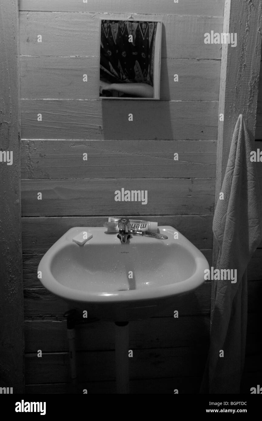 Une salle de bains fabriqué à partir de bois tropicaux. Banque D'Images