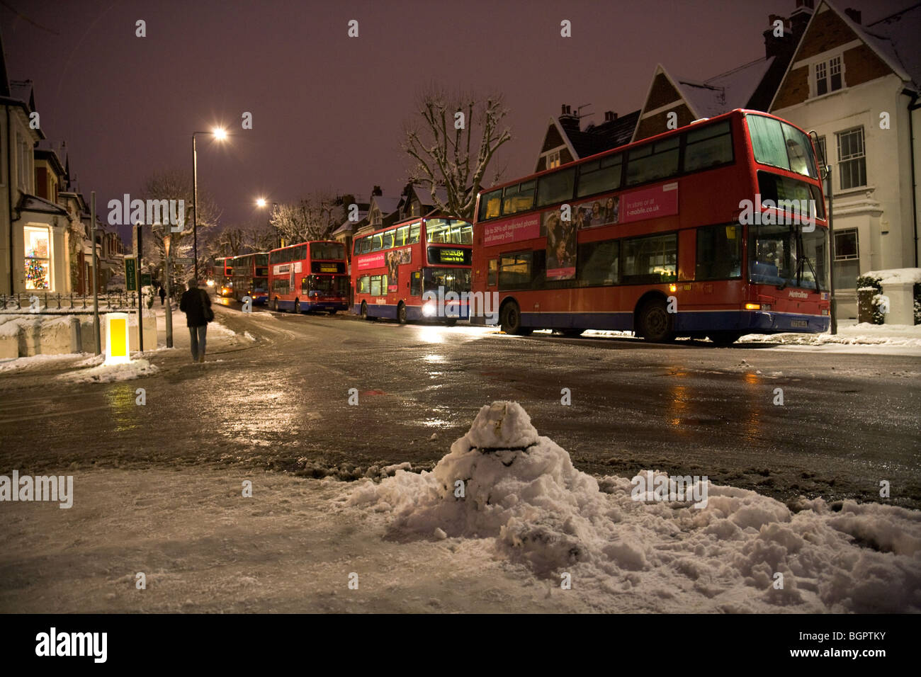 Une ligne de hors service autobus stationnés le long de la route au cours de Muswell Hill, le froid glacial à Londres, janvier 2010 Banque D'Images