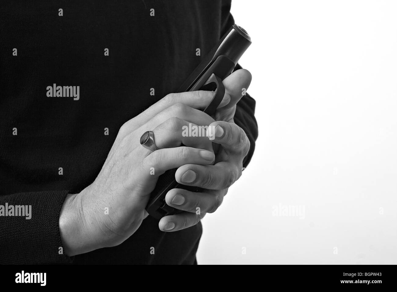 Close-up shot of man's hands, pistolet sur fond bleu Banque D'Images