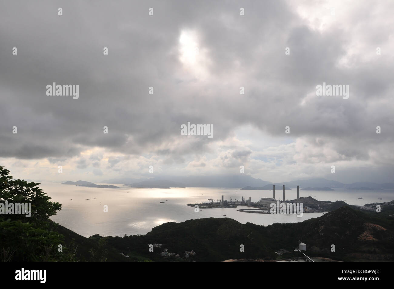 Silhouette photo de Lamma Power Station et la mer de Chine du Sud, depuis les hauteurs de Ling Kok Shan, l'île de Lamma, Hong Kong Banque D'Images