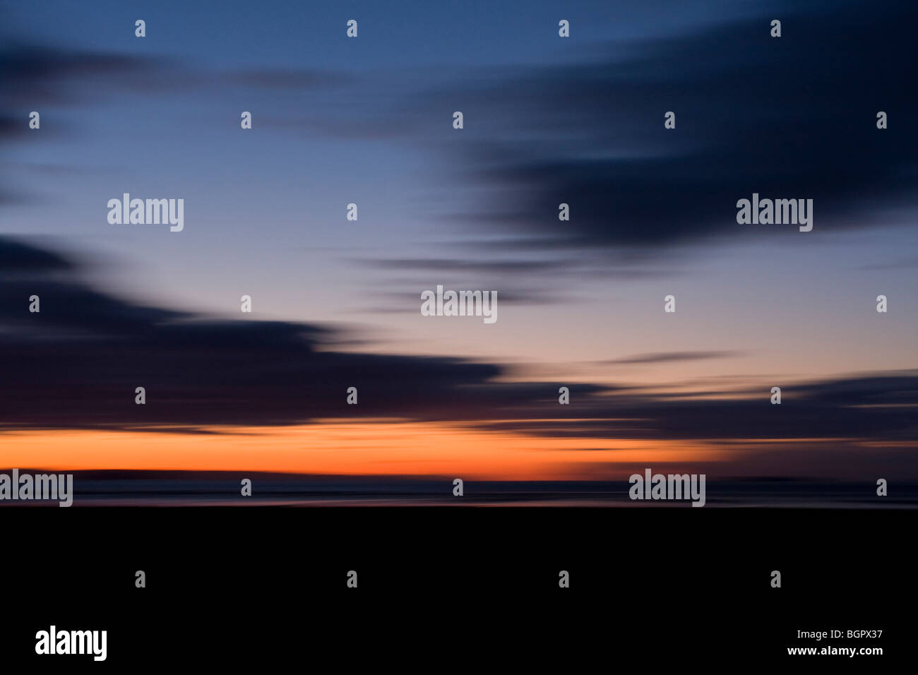 Résumé Le coucher du soleil avec des nuages sombres prises de Sand Point surplombant l'estuaire de Severn, Somerset Banque D'Images