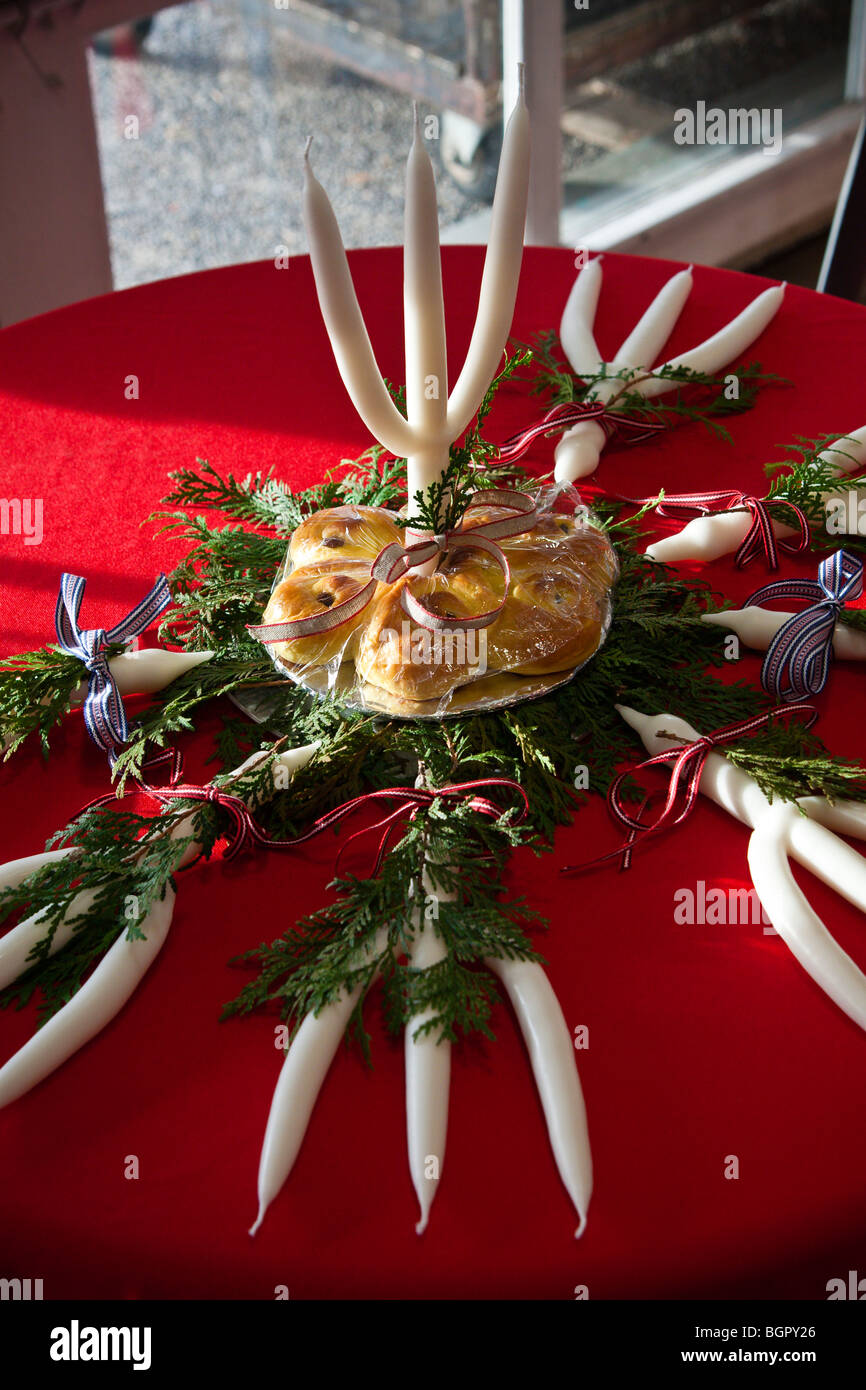 Brioches de Noël suédois traditionnel (Lussekatter) et des bougies, pièce maîtresse Banque D'Images