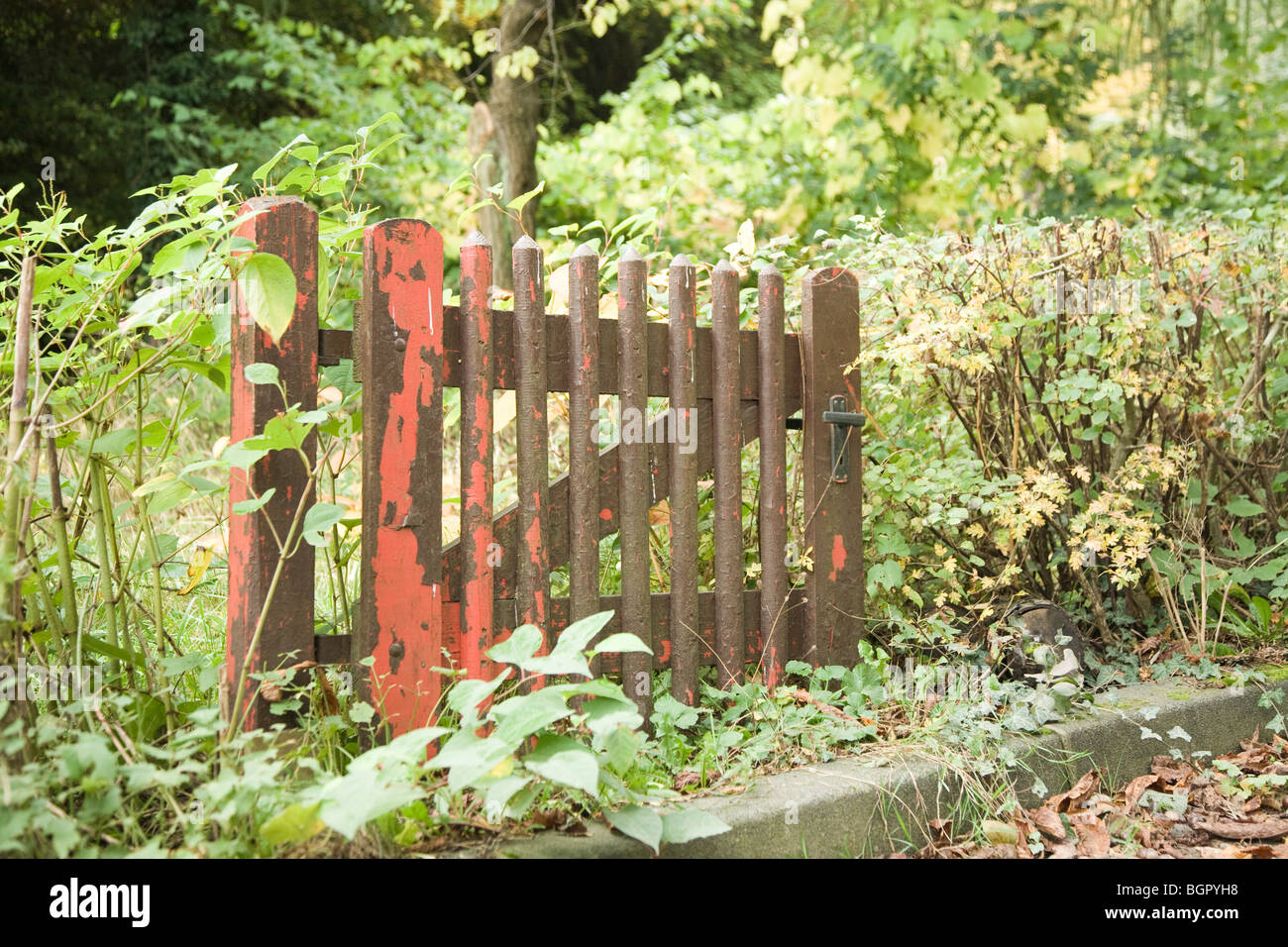 Barrière en bois près de l'arrêt de chemin de fer, Wuppertal, Nordbahntrasse Banque D'Images