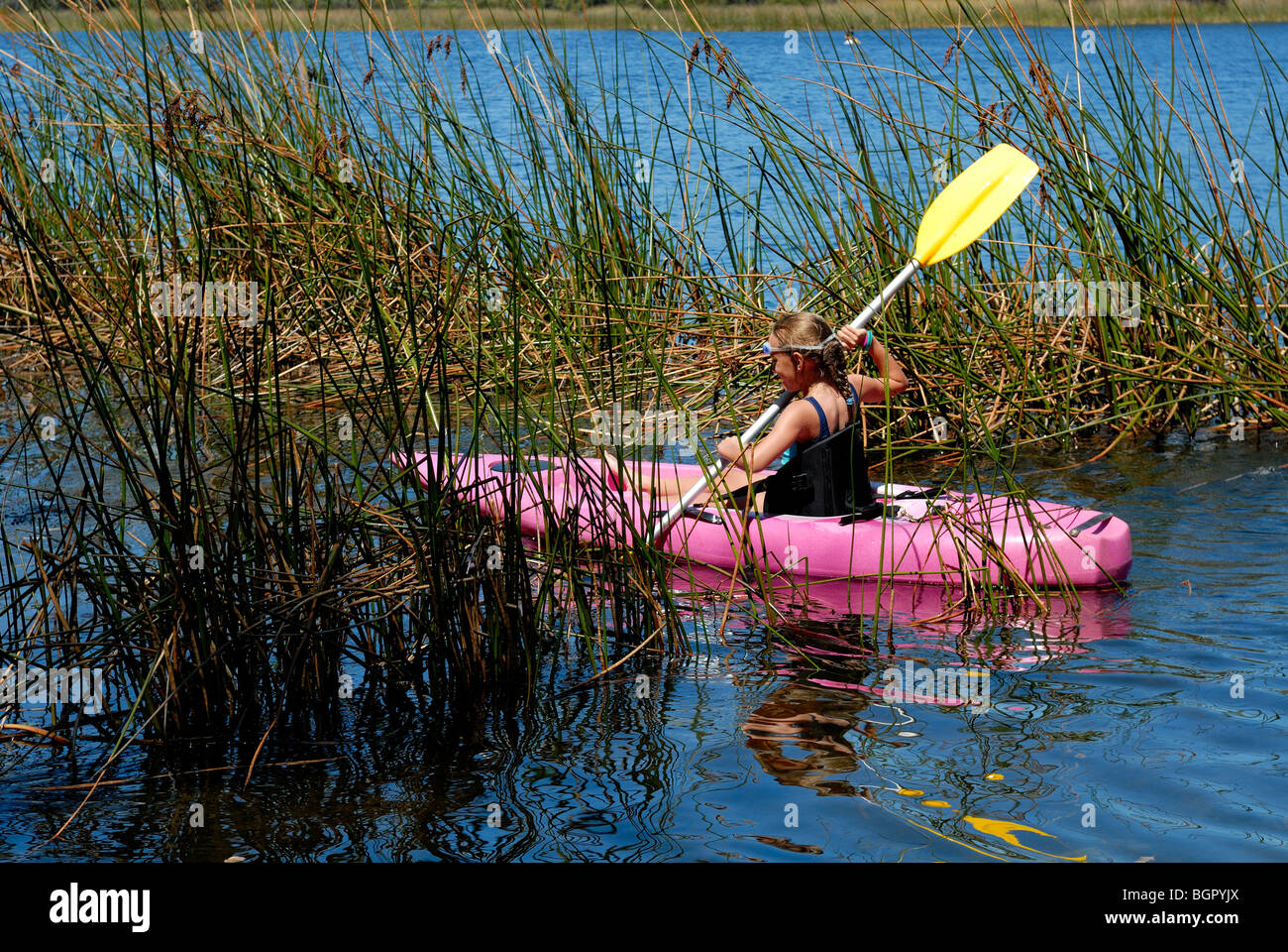 10 ans, fille sur surf-ski sur le lac. Lake Leschenaultia, Chidlow, Australie occidentale Banque D'Images