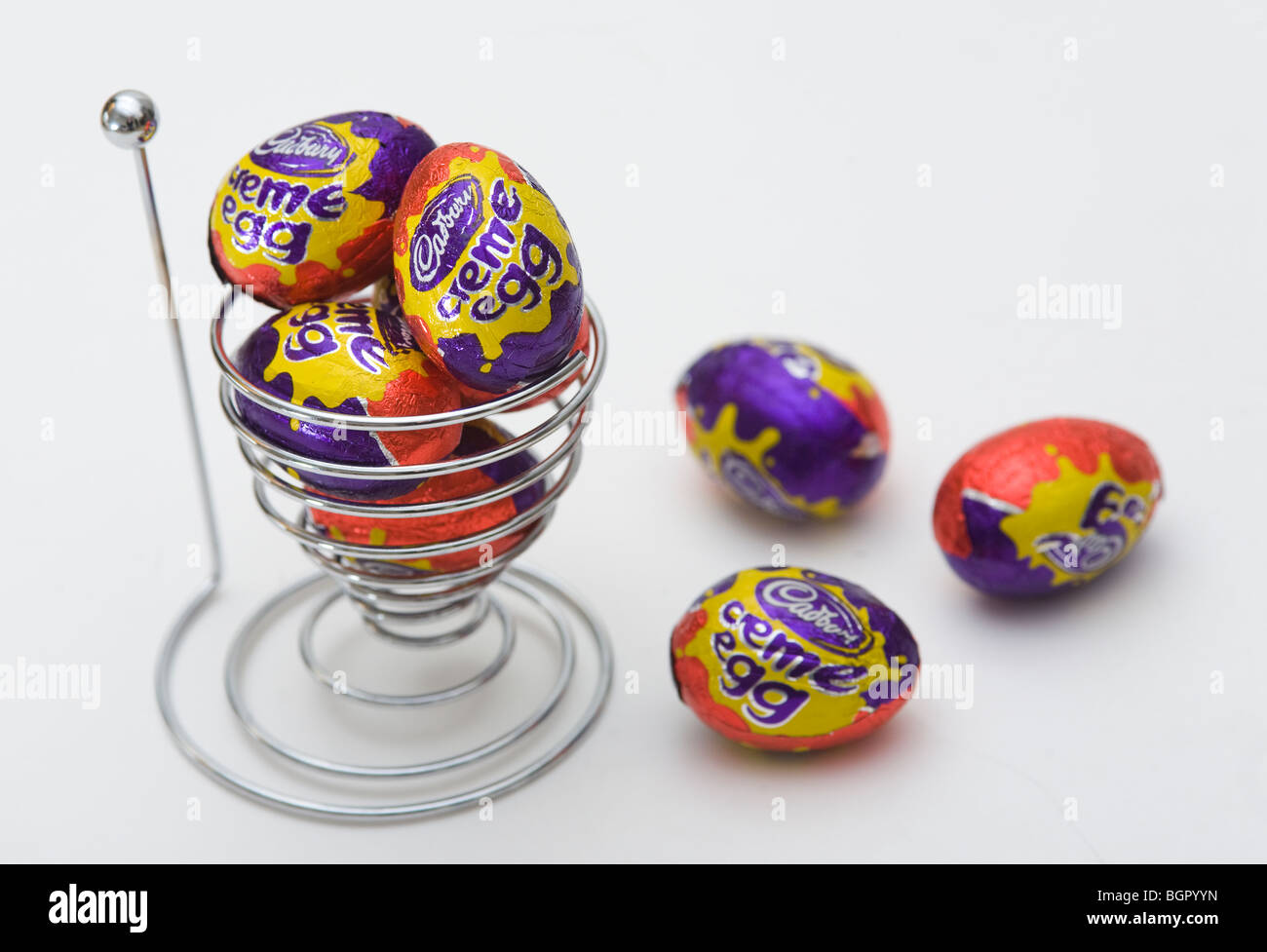 Mini Cadbury Creme Oeufs dans un coquetier. Photo par James Boardman Banque D'Images