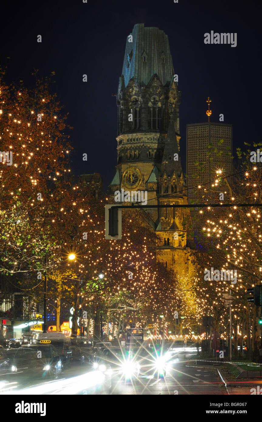 Lumières de Noël, la circulation sur le boulevard Kurfürstendamm de Berlin, dans la nuit Banque D'Images