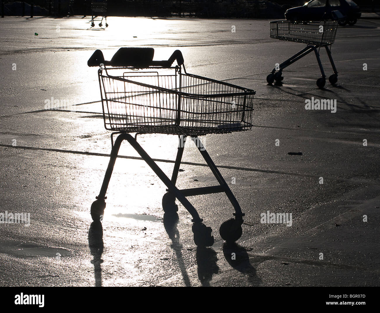 Panier vide se découpant sur un parking. Banque D'Images