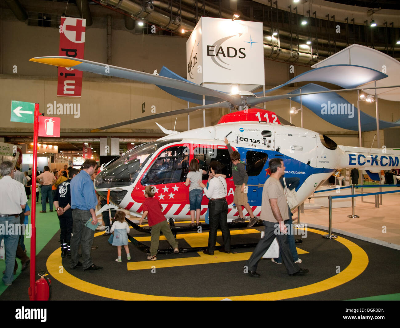 Hélicoptère EC-135 dans un show (Feria de la Ciencia à Madrid, Espagne) Banque D'Images