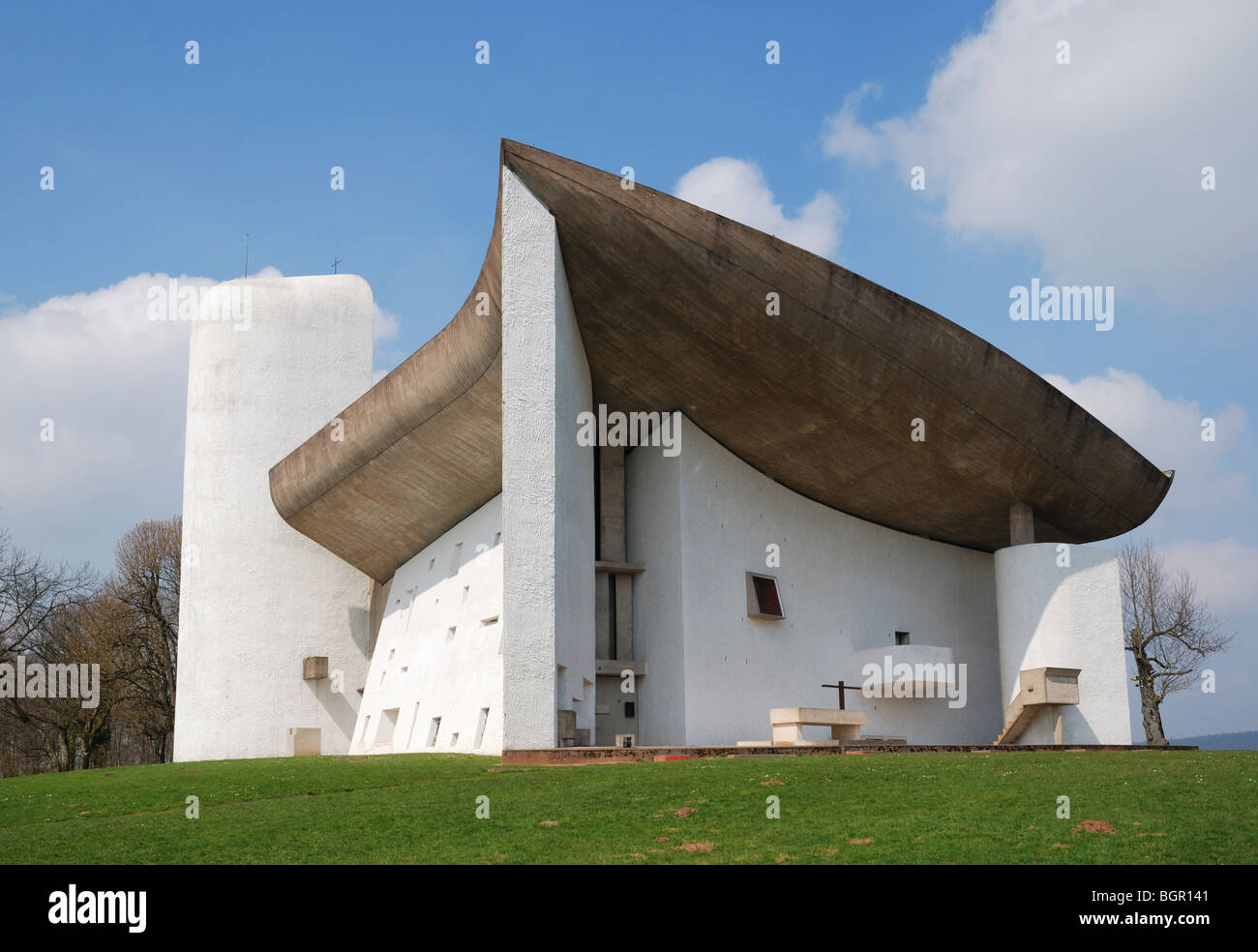 Petite église par Le Corbusier est conforme au paysage. Bâtiment en béton avec toit est photographié à partir de ci-dessous. Banque D'Images