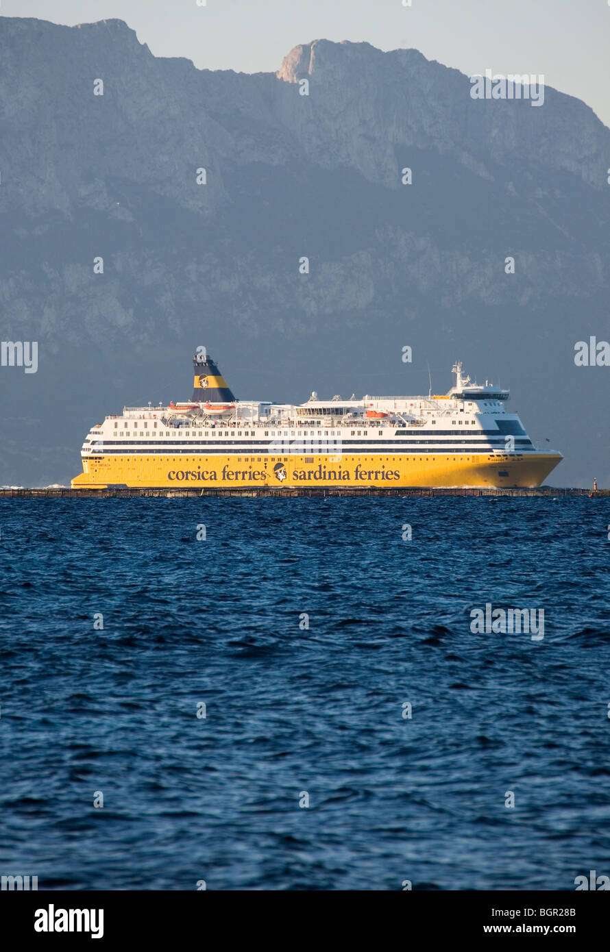 Un ferry de Corsica Ferries à Golfo Aranci. Banque D'Images
