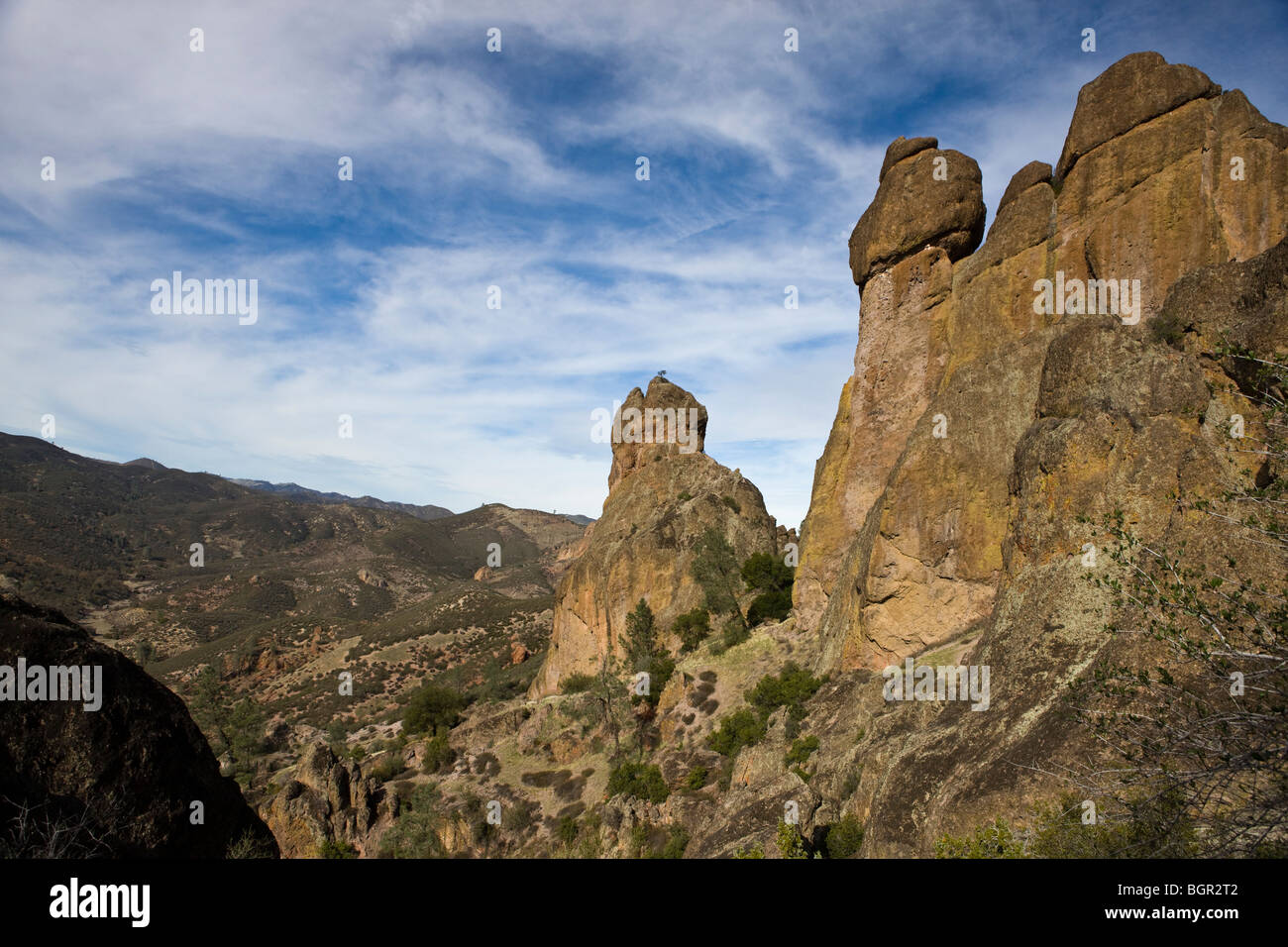 Les formations rocheuses le long de la gamme Juniper Canyon Trail jusqu'à des sommets, Pinnacles National Monument, Californie Banque D'Images