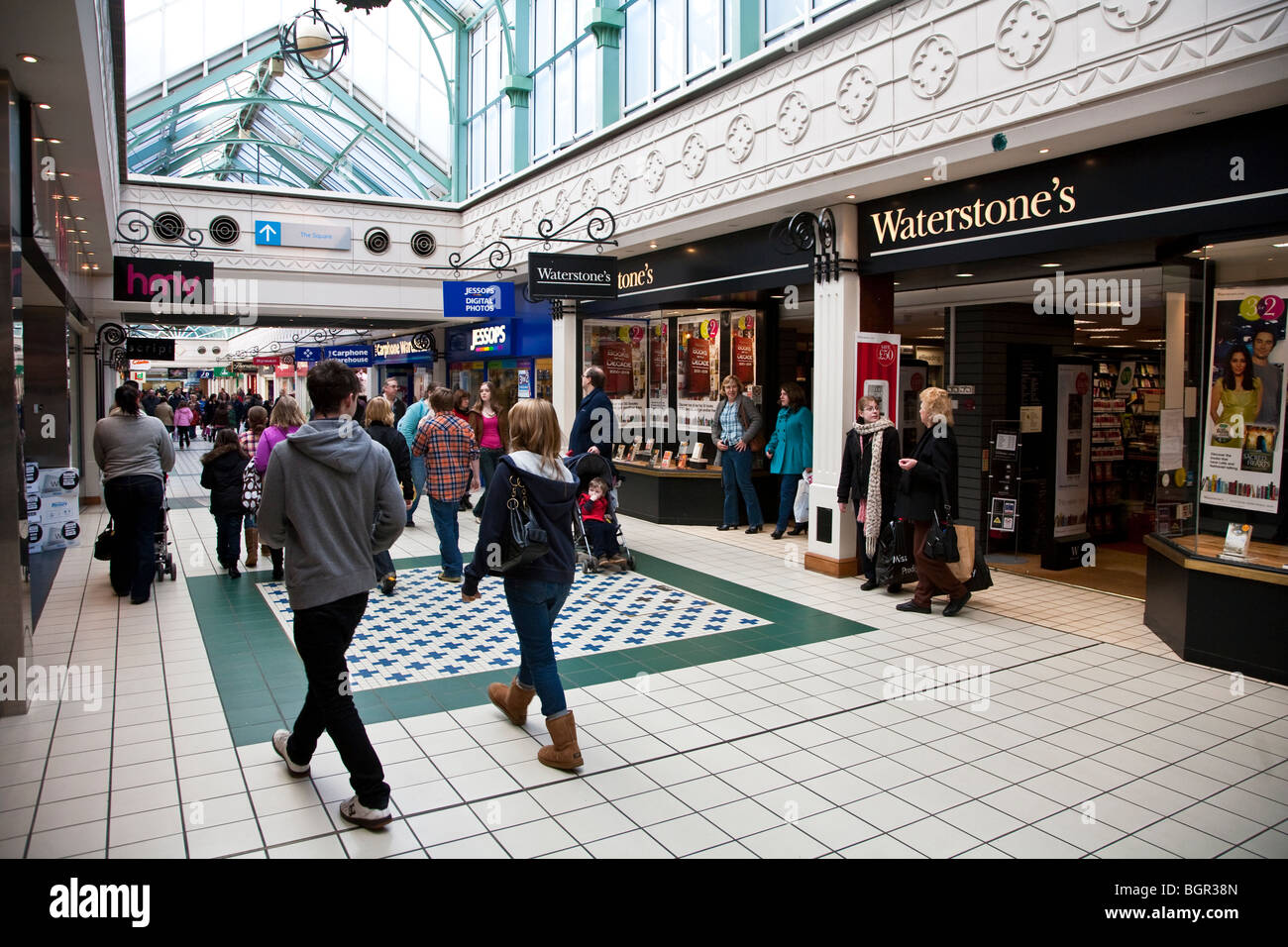 Vue le long Grace Reynolds à pied dans le centre commercial, Camberley, avec shoppers dimanche Banque D'Images