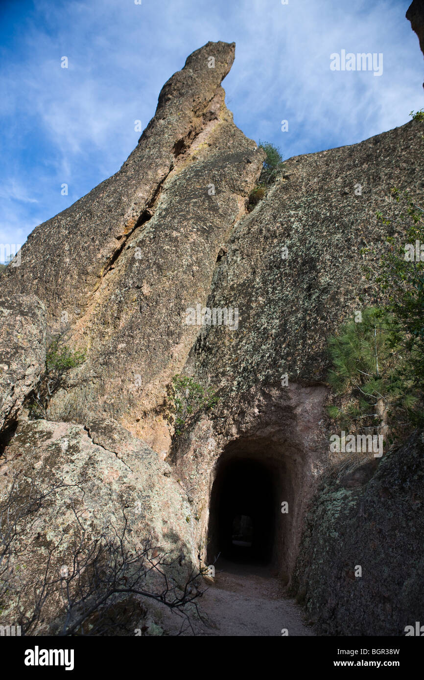 Entrée de tunnel creusé dans une formation rocheuse le long de la piste du tunnel, des pinacles National Monument, Californie Banque D'Images