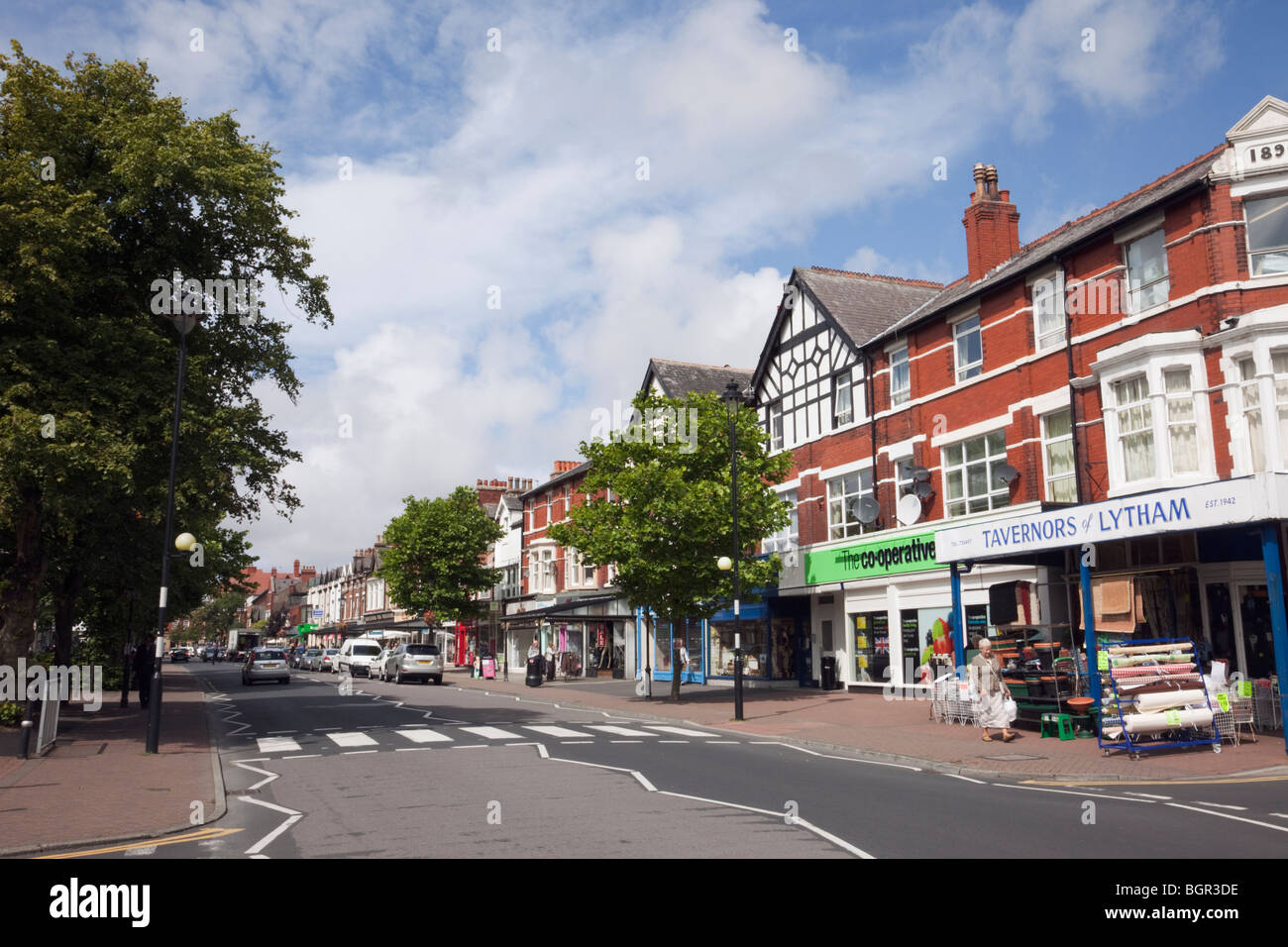 Clifton Street, Lytham St Annes, Lancashire, Angleterre, Royaume-Uni, Europe. Petits commerces sur la rue principale Banque D'Images
