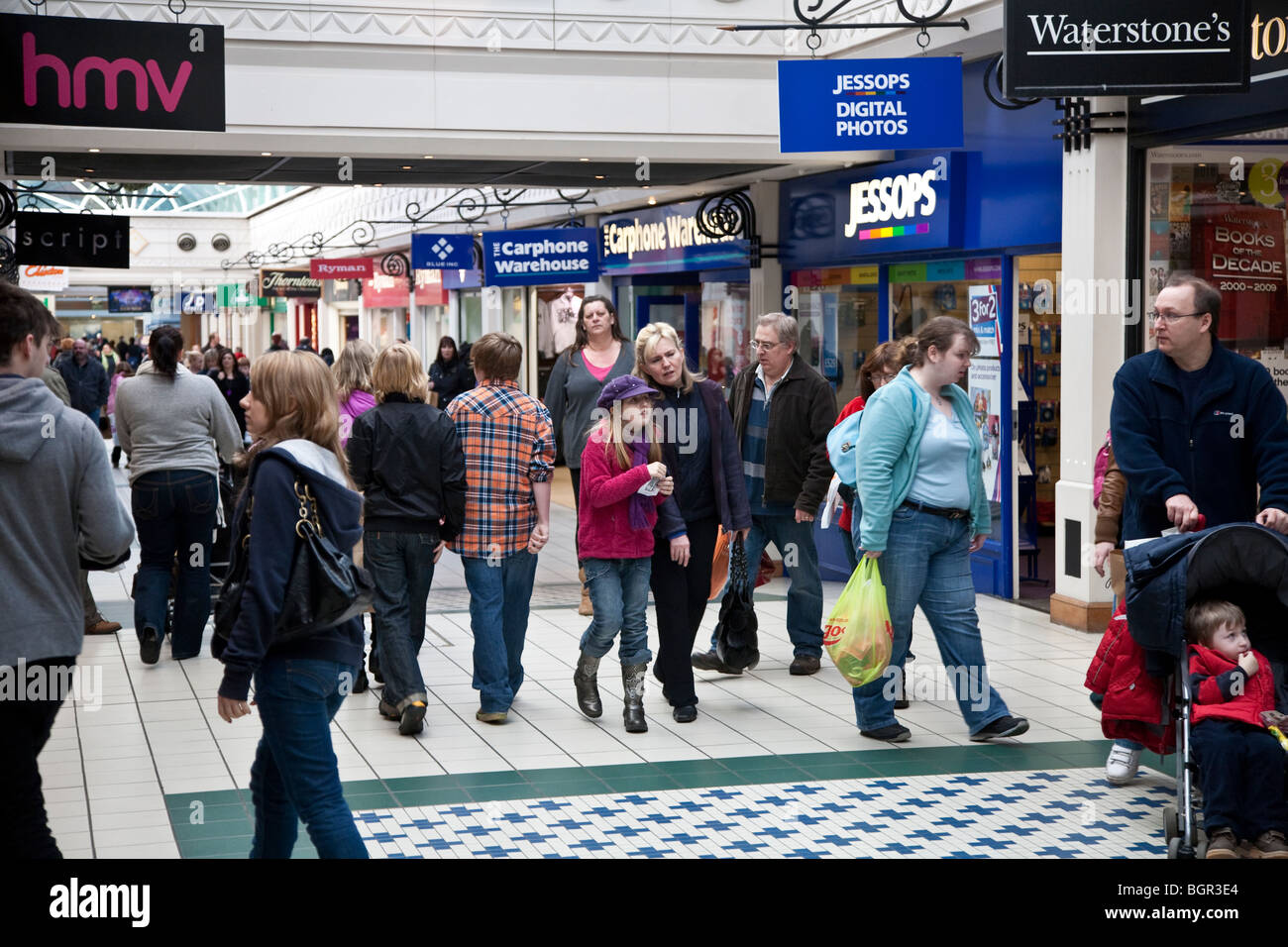 Vue le long Grace Reynolds à pied dans le centre commercial, Camberley, avec shoppers dimanche Banque D'Images