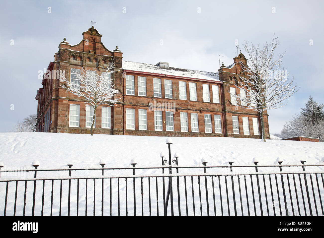 Primary School in Winter Snow, Lochwinnoch, Renfrewshire, Écosse, Royaume-Uni Banque D'Images