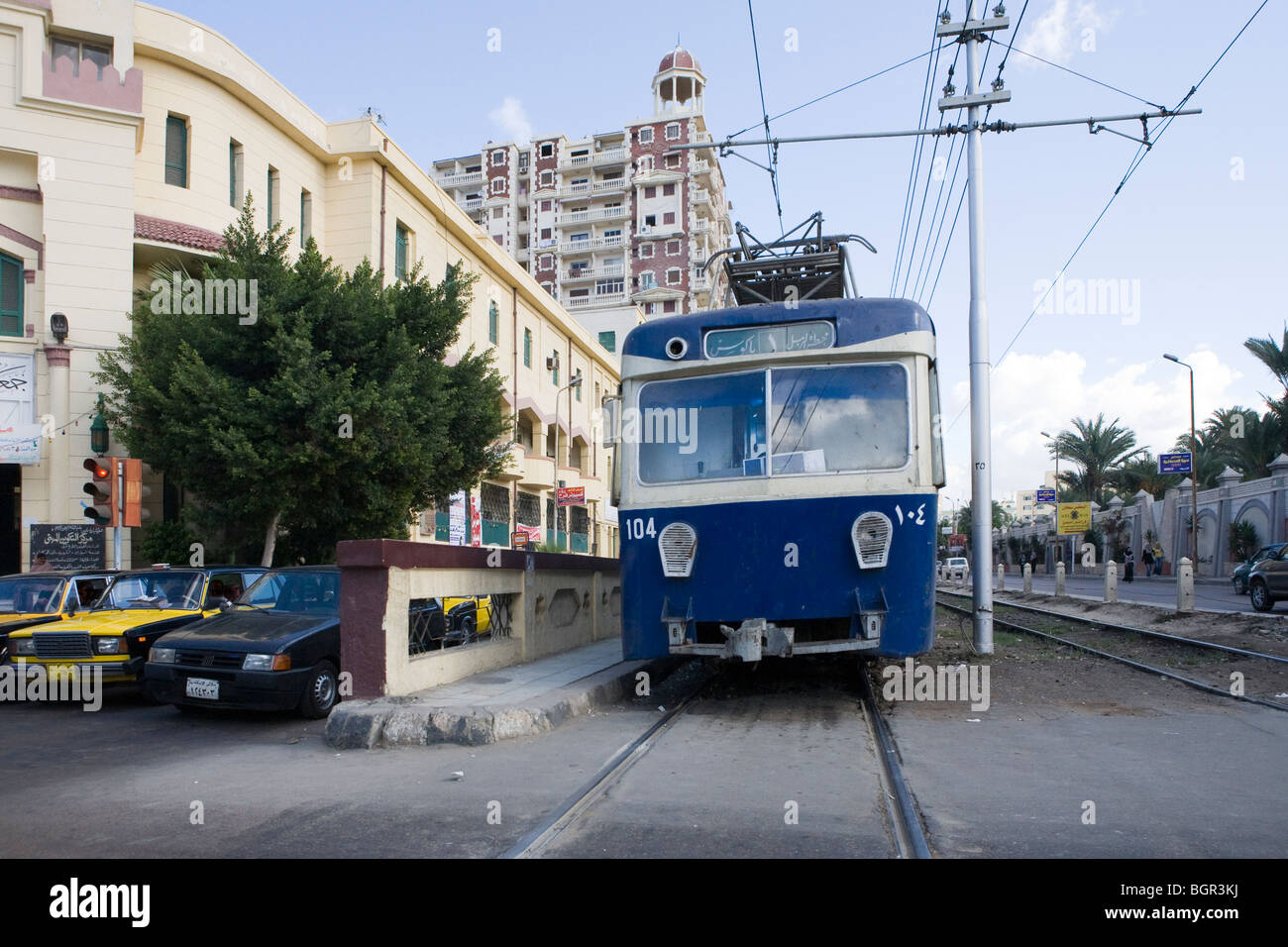 Sur la voie de tramway dans le centre-ville d'Alexandrie, côte méditerranéenne de l'Egypte Banque D'Images