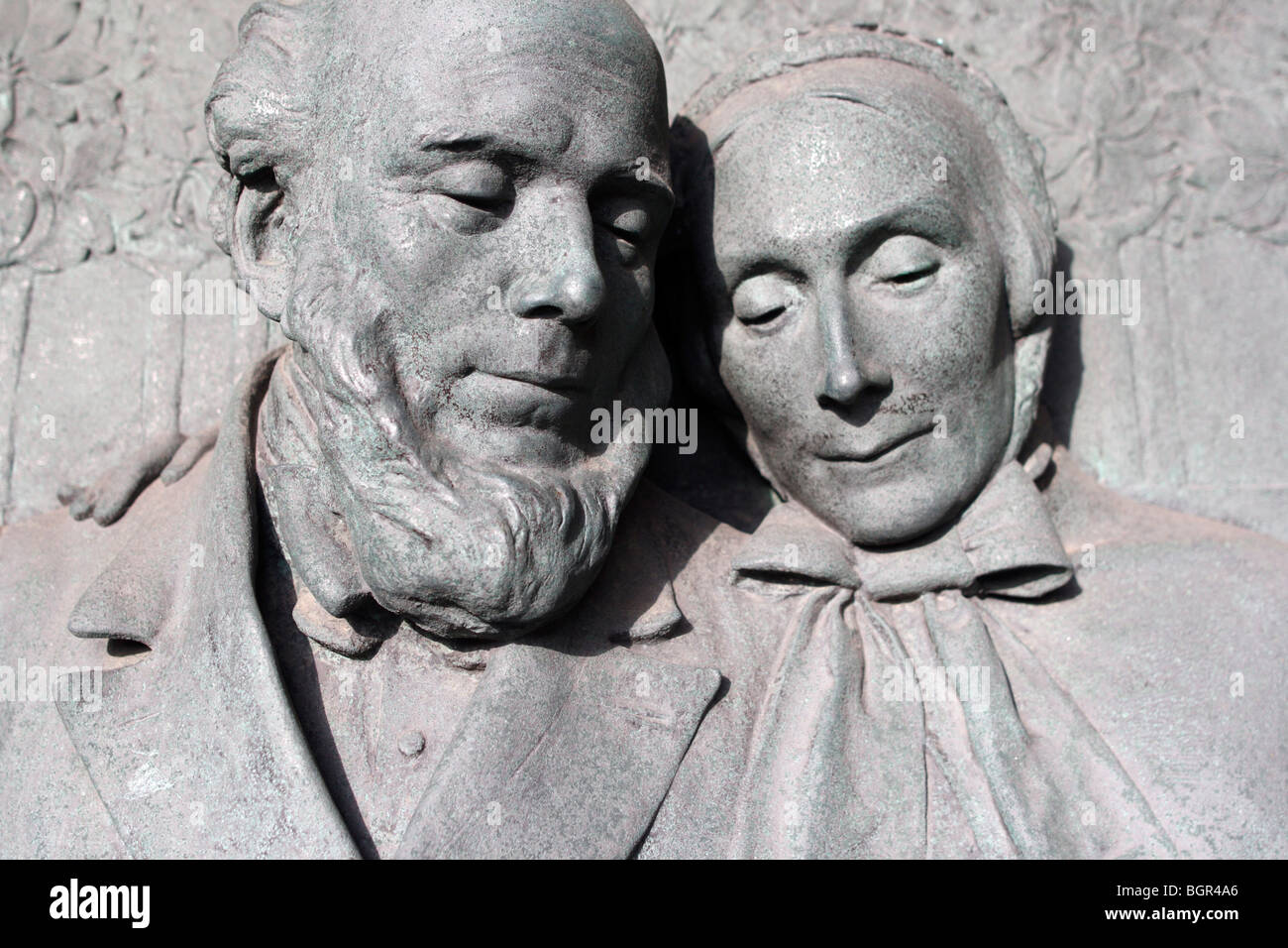 William et Mary Howitt, sculpture à l'extérieur de l'entrée du château de Nottingham. William Howitt est né dans le Derbyshire Allanche en 1792, et épousa Mary Botham (b1799) en 1821. Ils étaient tous deux des Quakers et il était un auteur et elle un poète. Il est mort en 1879, elle en 1888 Banque D'Images