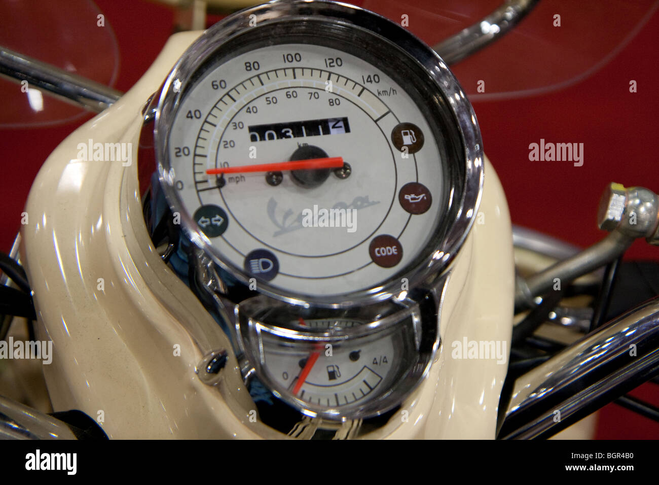 Gros plan d'une jauge de scooter de moteur Banque D'Images