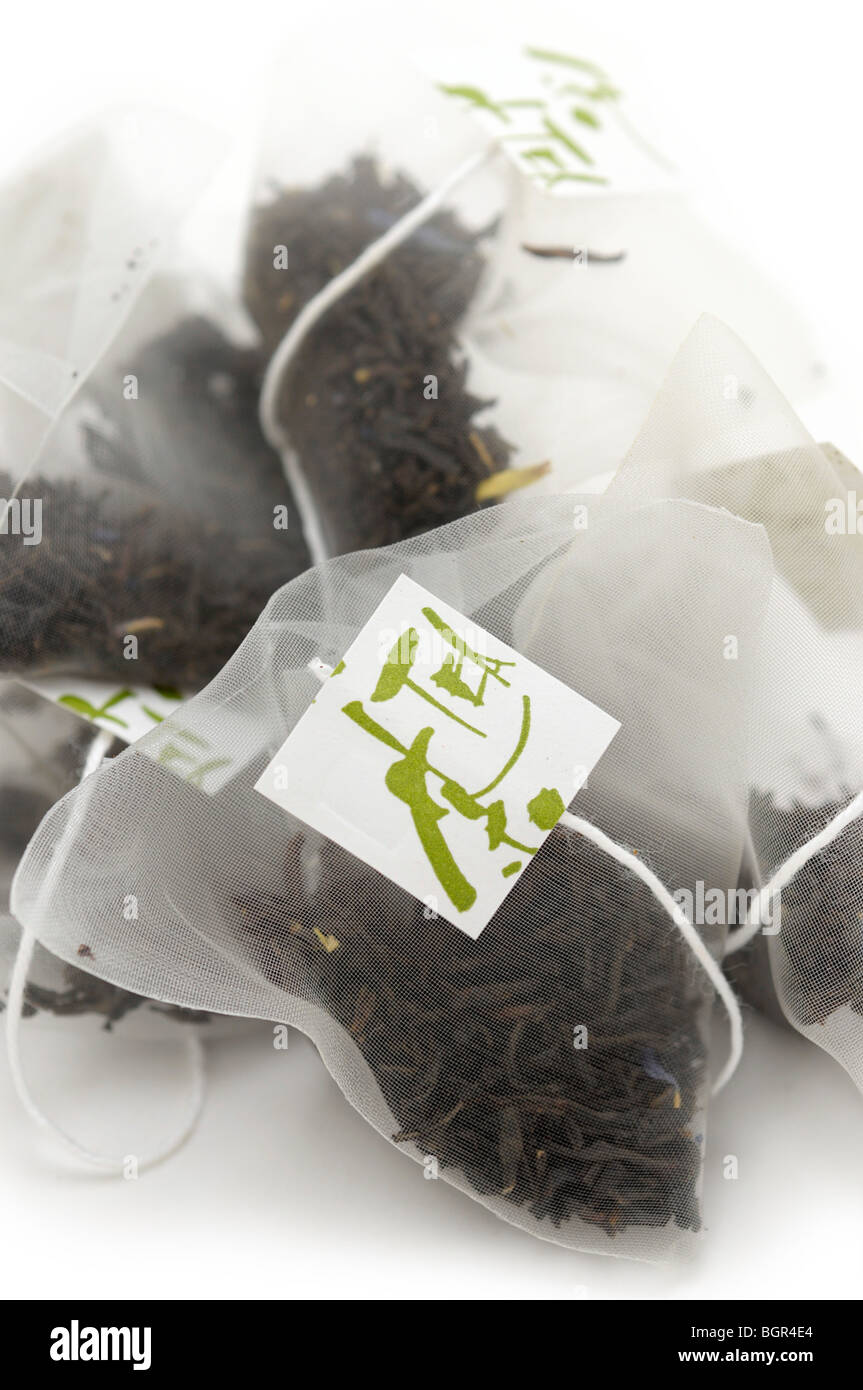 Sachets de thé avec des feuilles de thé noir Banque D'Images