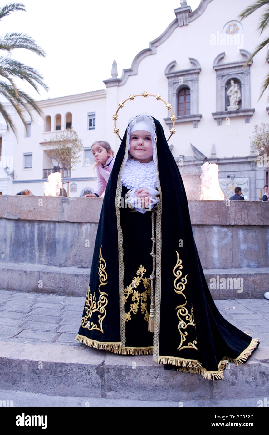 Habillé en fille Vierge Marie de procession de Pâques Saint Banque D'Images