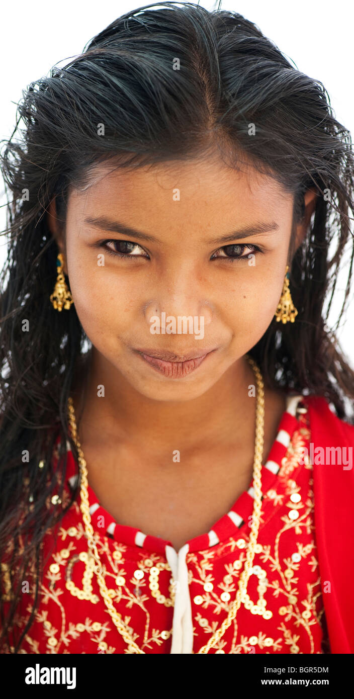 Belle Jeune Fille Indienne Avec Un Grand Sourire Heureux L Andhra Pradesh Inde Photo Stock Alamy