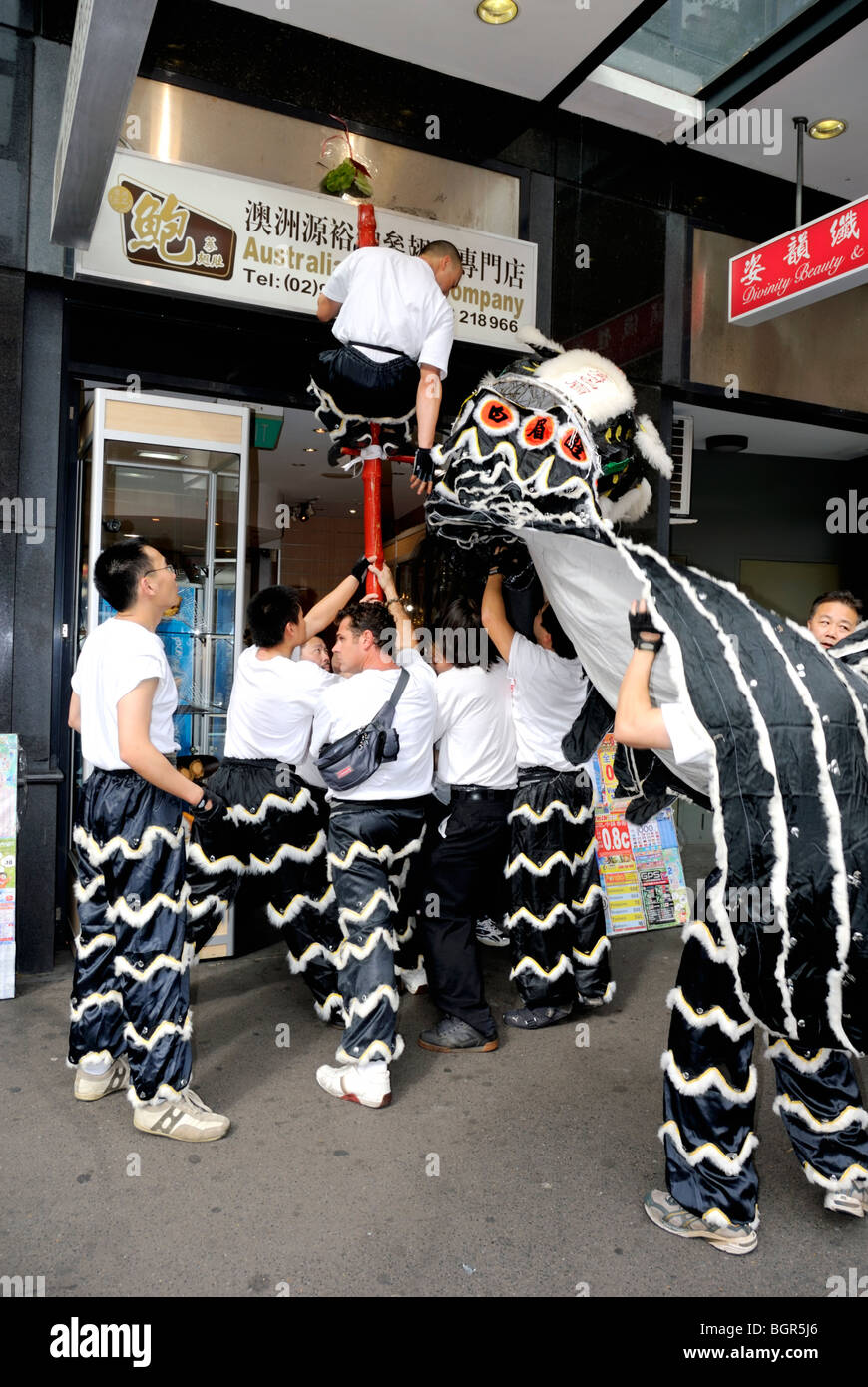 Une danse du lion chinois devant les boutiques dans le quartier chinois de Sydney. Veuillez cliquer ici pour plus de détails. Banque D'Images