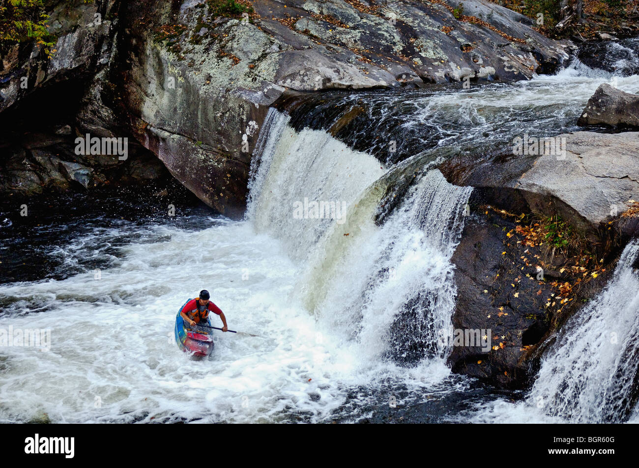 La kayakiste sur bébé tombe dans la gorge de la rivière Désert chauve dans Cherokee National Forest dans le comté de Monroe, Michigan Banque D'Images