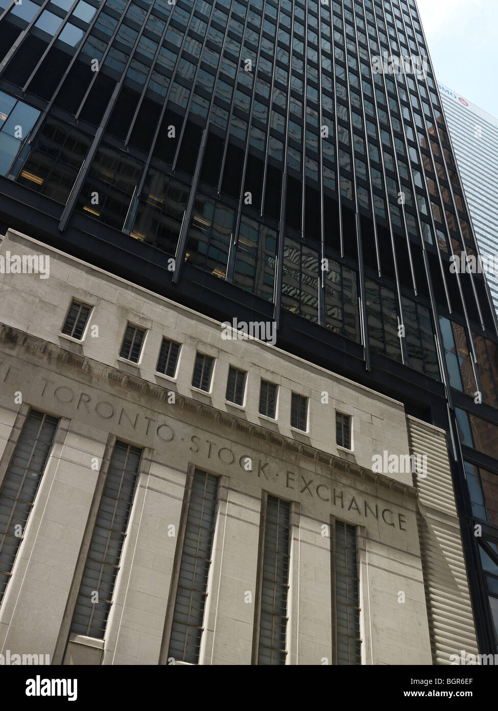 La façade de l'immeuble de la Bourse de Toronto et le Toronto Dominion Centre tour construite au-dessus d'elle Banque D'Images