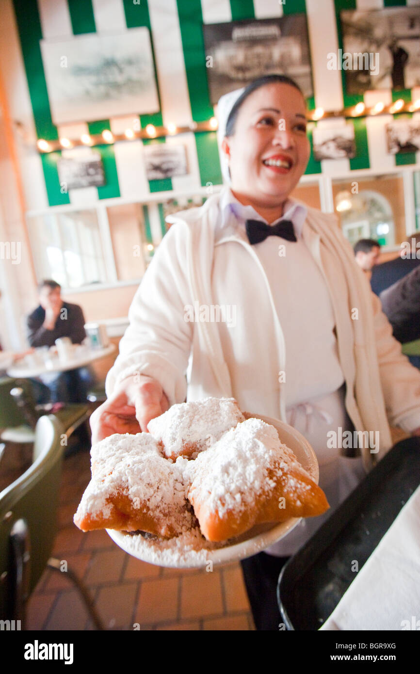 Beignets au Café du Monde dans le quartier français de La Nouvelle-Orléans, Louisiane Banque D'Images