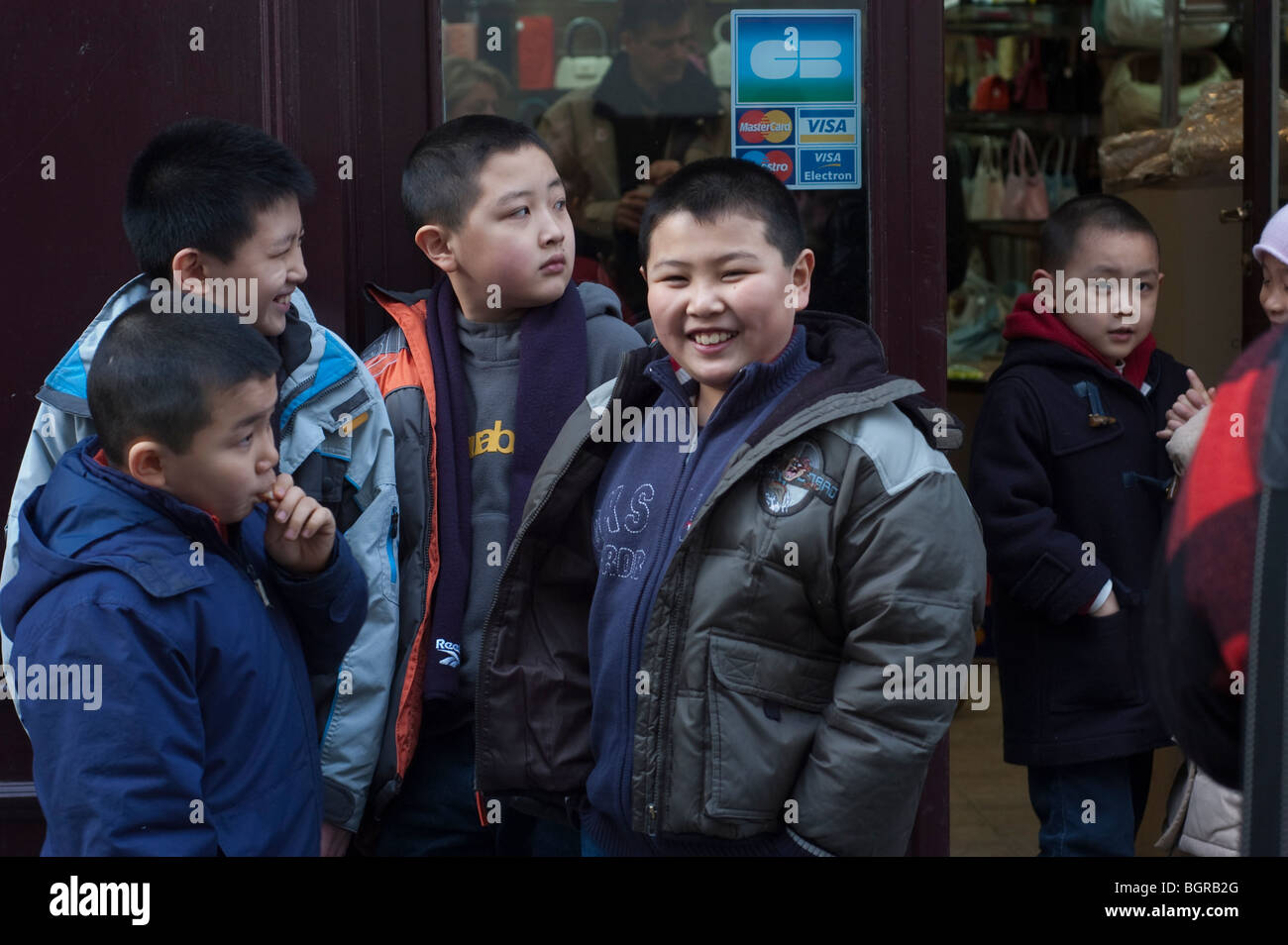 Paris, France, scène de rue, Chinatown, jeunes enfants asiatiques aux célébrations du nouvel an chinois, famille minoritaire d'immigrants Banque D'Images