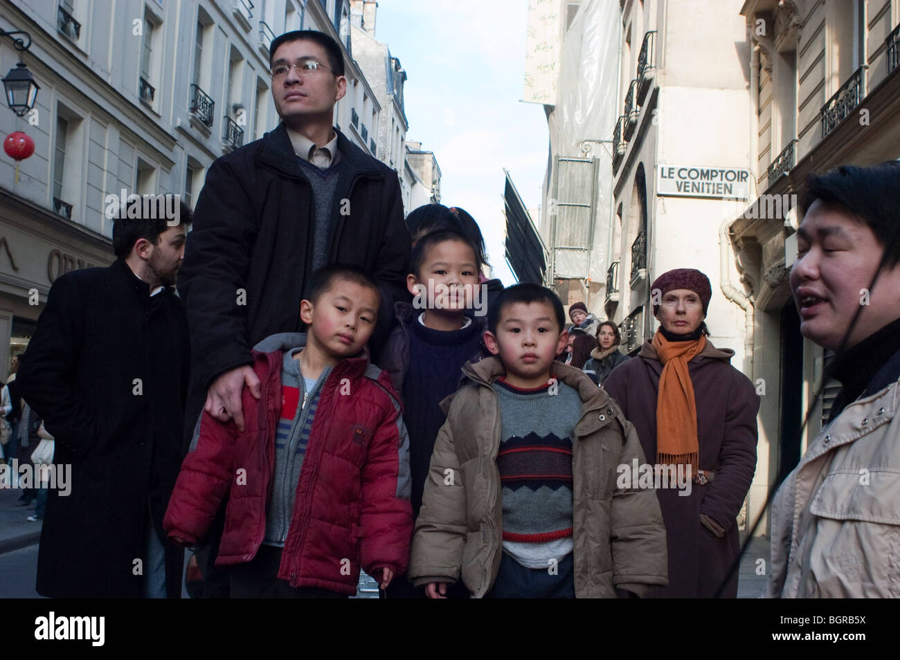 Paris, France, scène de rue, Chinatown, Groupe jeunes immigrants asiatiques minorité famille regardant défilé avec des enfants, aux célébrations du nouvel an chinois, immigrants Europe, communauté chinoise de paris Banque D'Images