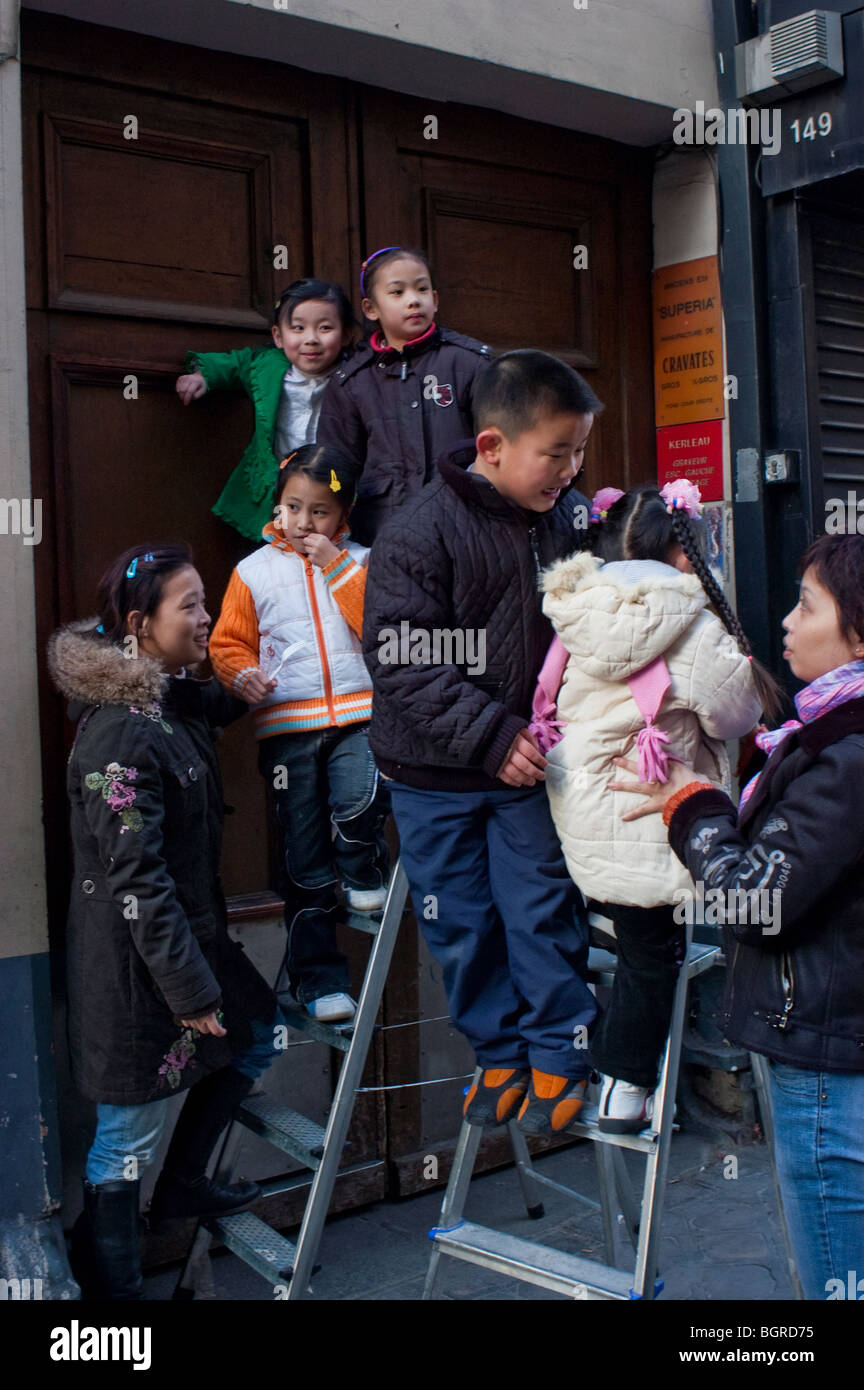 Paris, France, personnes de groupe moyen, scène de rue, Chinatown, jeune famille asiatique, avec des enfants, regardant le défilé lors des célébrations du nouvel an chinois, communauté chinoise de paris, famille minoritaire d'immigrants Banque D'Images