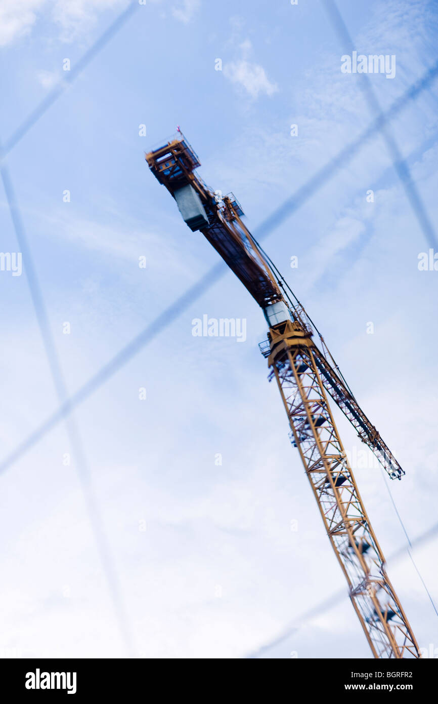 Une grue de construction reflète dans un mur, la Suède. Banque D'Images