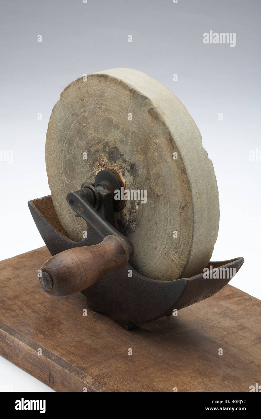 Meule Antique roue à eau pour aiguiser couteaux et outils Banque D'Images