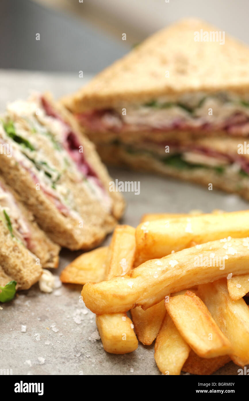 Dinde rôtie froide fraîchement coupé en sandwich pain brun à grains entiers avec un côté de jetons et pas de personnes Banque D'Images