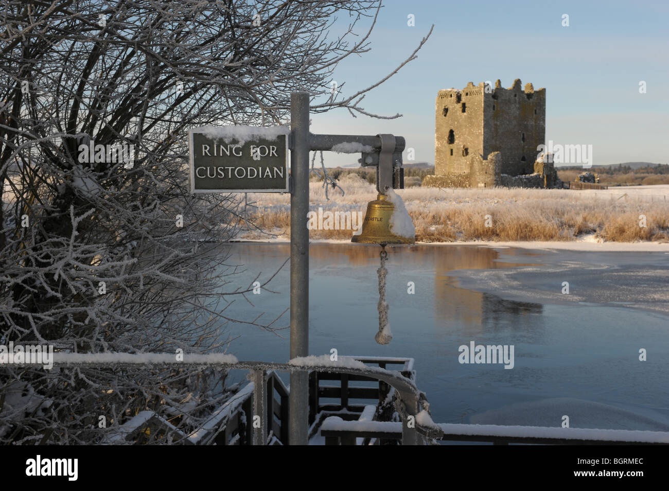 La cloche du gardien avec Château de Threave en arrière-plan à travers l'eau gelée de la rivière Dee, Castle Douglas, Galloway Ecosse Banque D'Images