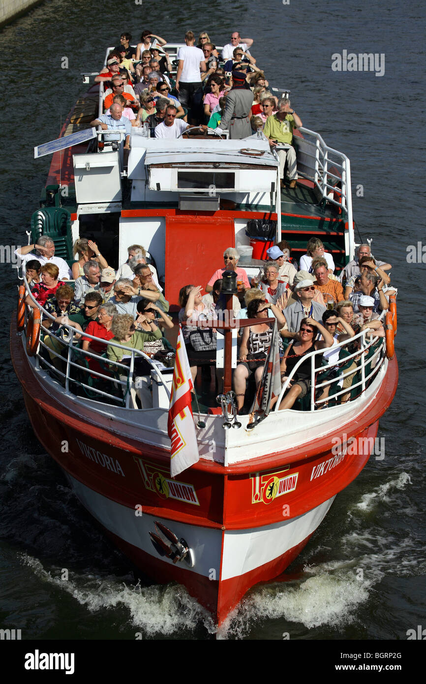 Victoria navire d'excursion pleine de touristes, Berlin, Allemagne Banque D'Images