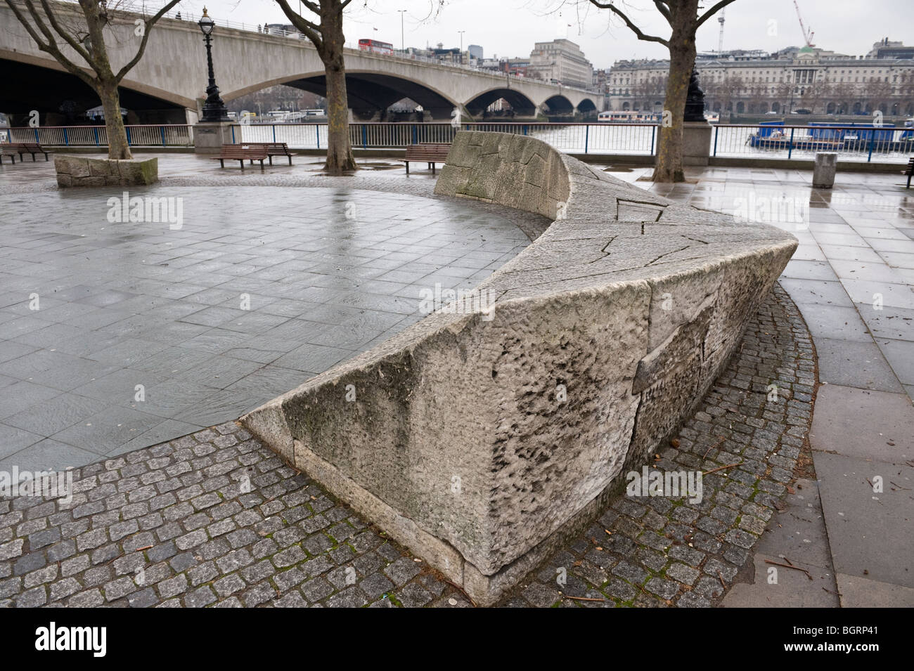 L'Arène de la sculpture en pierre de Portland par John Maine sur la rive sud de la Tamise par le National Theatre de Londres Banque D'Images