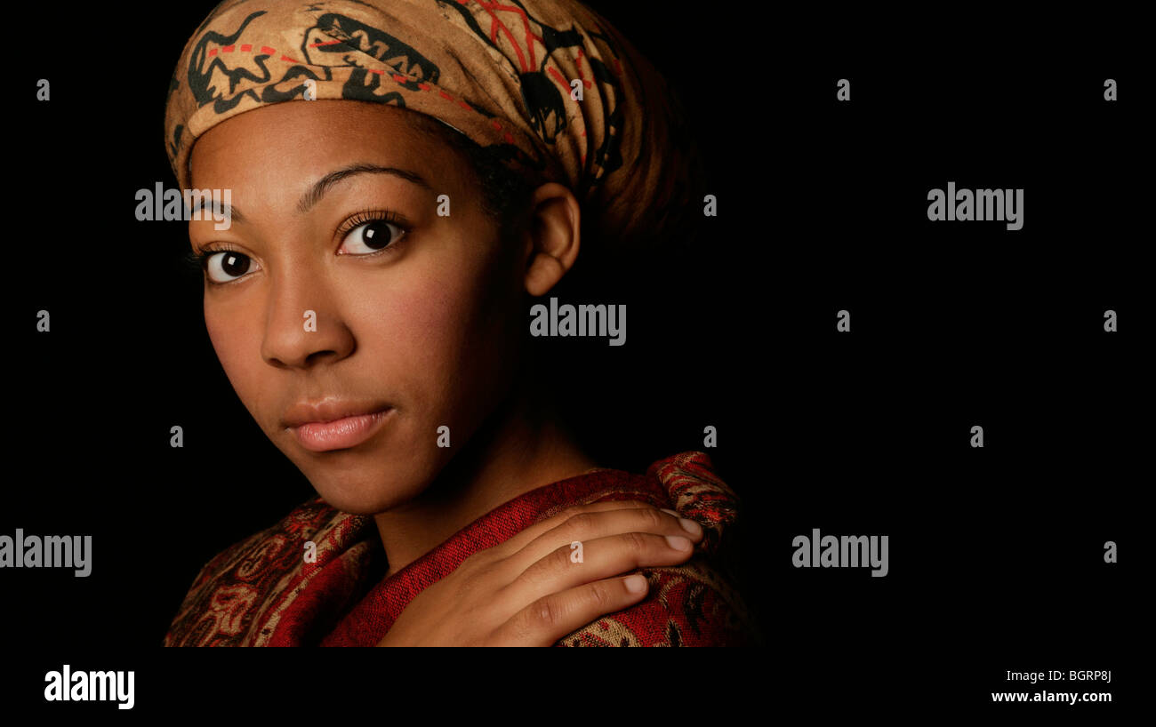 Close up head shot d'une jeune femme africaine avec un foulard couvrant les cheveux Banque D'Images