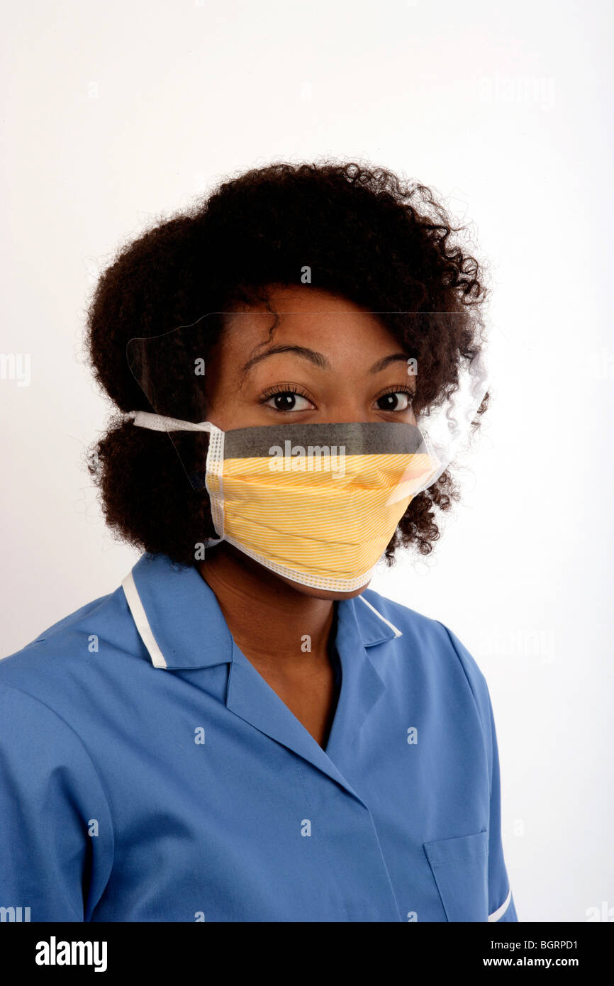 Nurse wearing un masque de protection avec protection anti-éclaboussures Banque D'Images