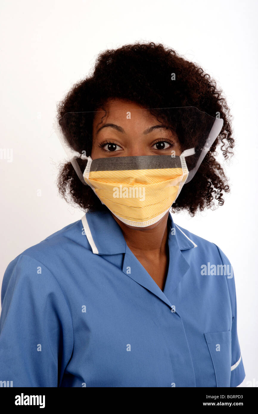 Nurse wearing un masque de protection avec protection anti-éclaboussures Banque D'Images