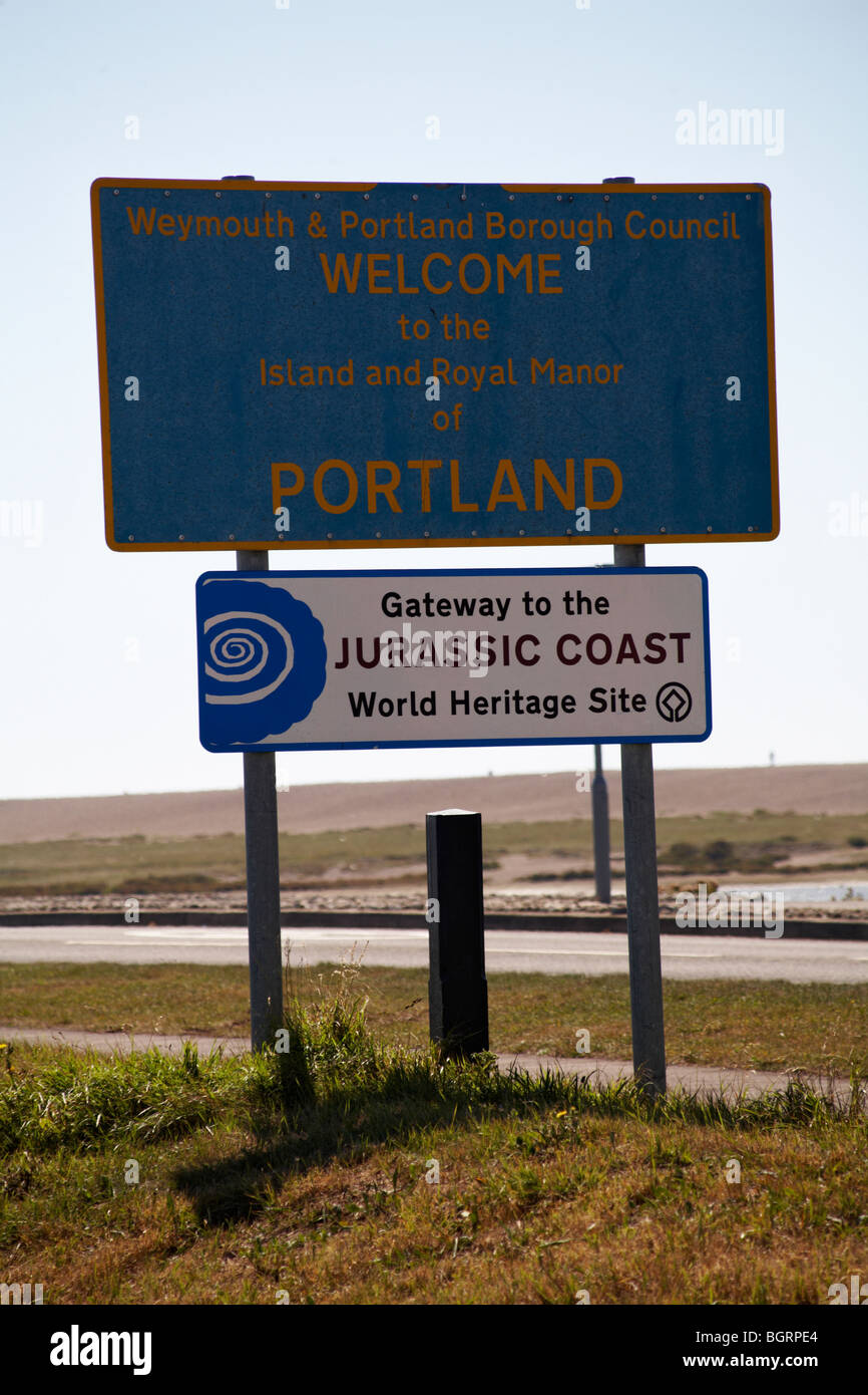 Bienvenue à l'Île Royale et manoir de Portland, passerelle vers la côte jurassique Chesil Beach signes par banque Banque D'Images