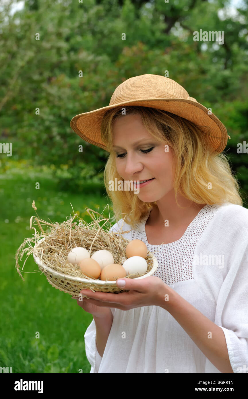 Jeune femme et d'oeufs de Pâques Banque D'Images